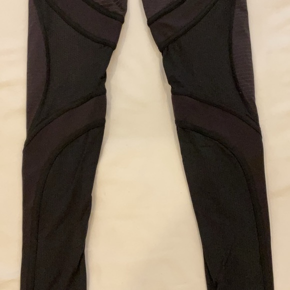 Lululemon Women’s Leggings Black Pinstripes SZ 6 Pre-owned - Picture 3 of 6
